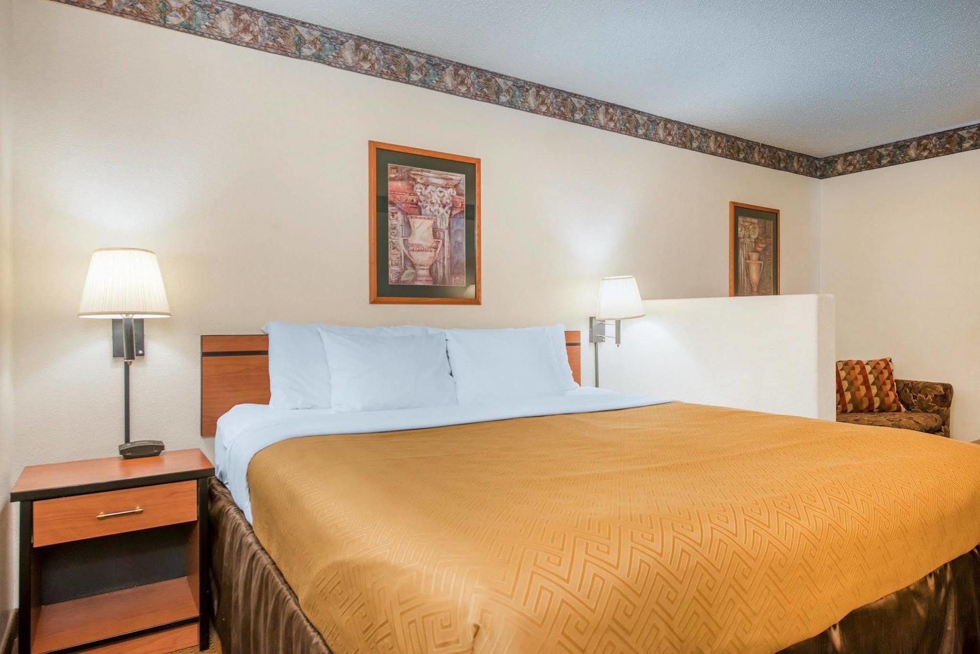 Econo Lodge Pueblo Esterno foto